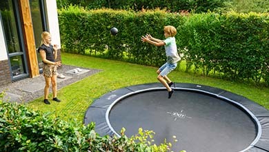 Verzekerd van een veilige trampolinesprong dankzij veiligheidstegels