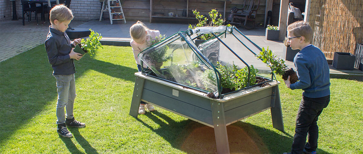 Buitenspelen in een kleine tuin met EXIT Toys