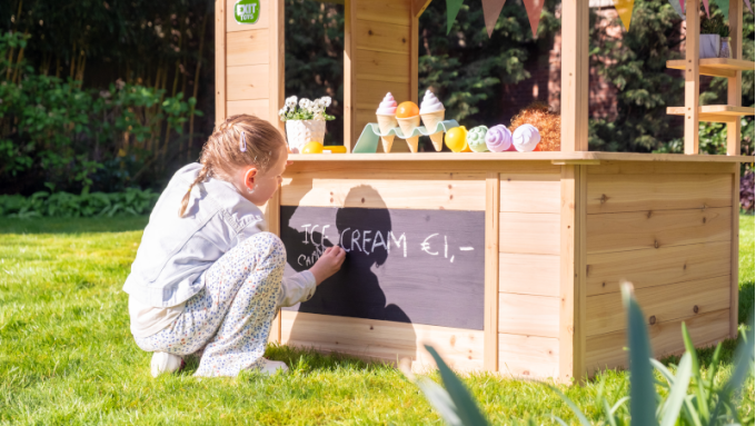 Houten vs kunststof speelhuisje: wat past het best bij jouw tuin?