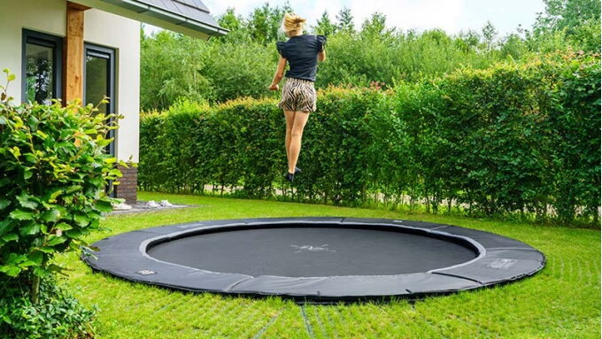 Verzekerd van een veilige trampolinesprong dankzij veiligheidstegels