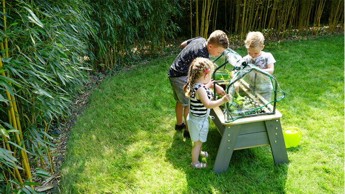 Buitenspelen in een kleine tuin met EXIT Toys