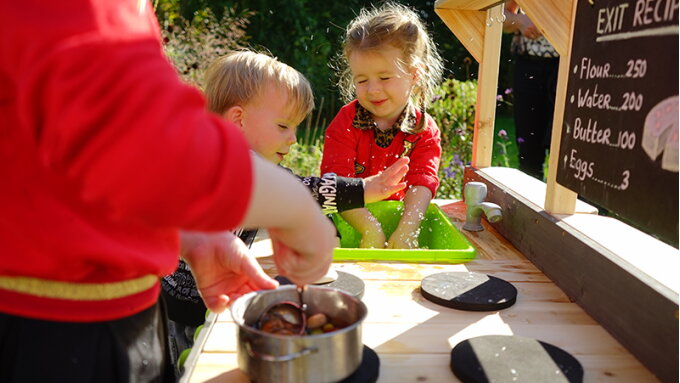 Kookplezier in de speelkeuken voor buiten