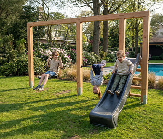Drie kinderen genieten buiten van een houten speeltoestel met twee schommels, een duikelrek en een zwarte glijbaan.