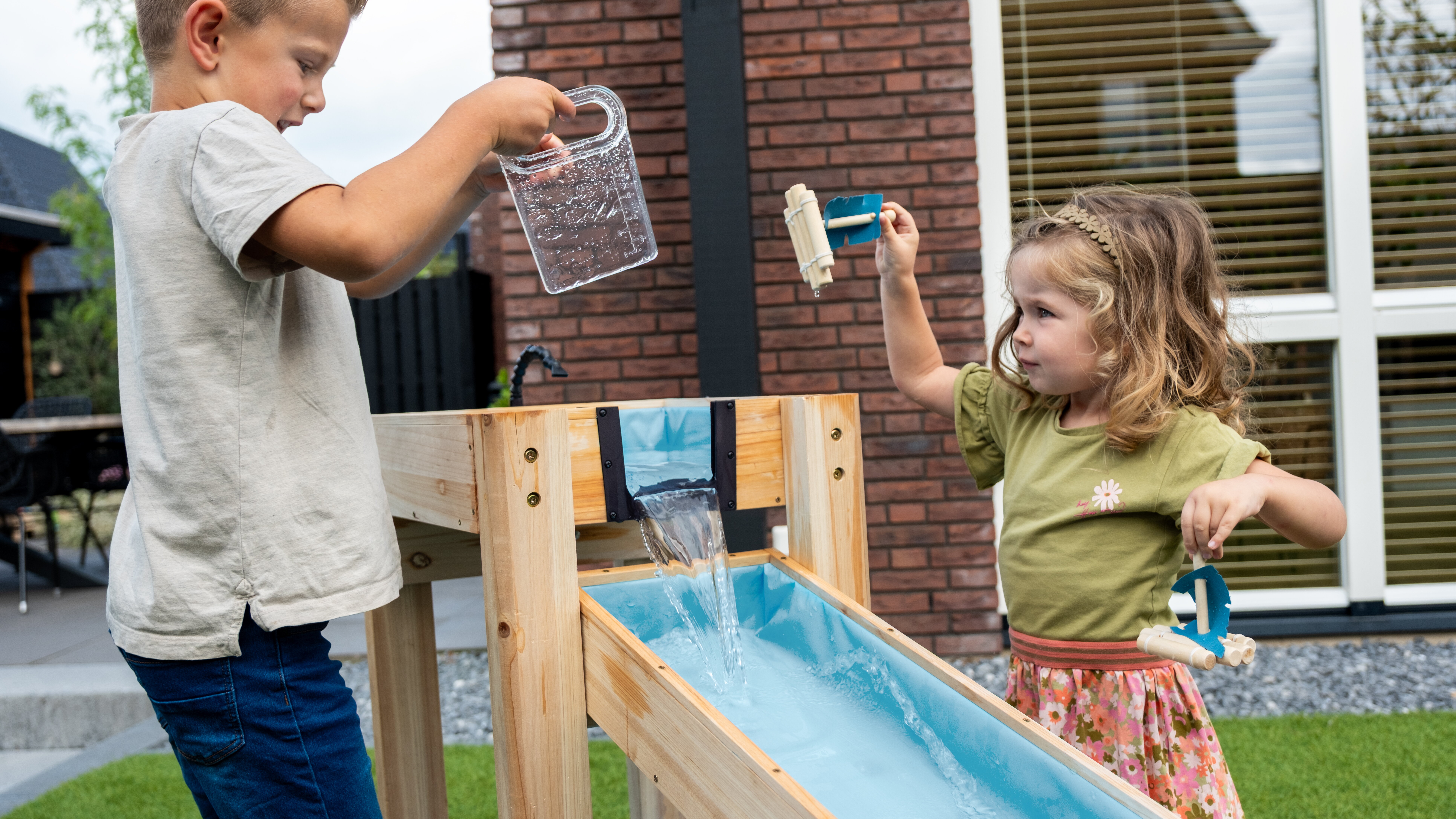 Benadrukt de kwaliteit en het duurzame ontwerp. FSC&reg;-gecertificeerd hout, losse onderdelen en recyclebare materialen maken het sterk voor jarenlang gebruik.